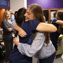 La Princesa Leonor y la Infanta Sofía abrazando a las jugadoras de la selección española de fútbol femenino tras el partido de la UEFA Women's Euro 2022