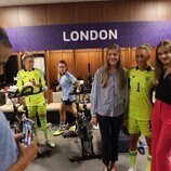 La Princesa Leonor y la Infanta Sofía haciéndose una foto con una de las jugadoras de la selección española de fútbol femenino tras el partido de la UEFA W