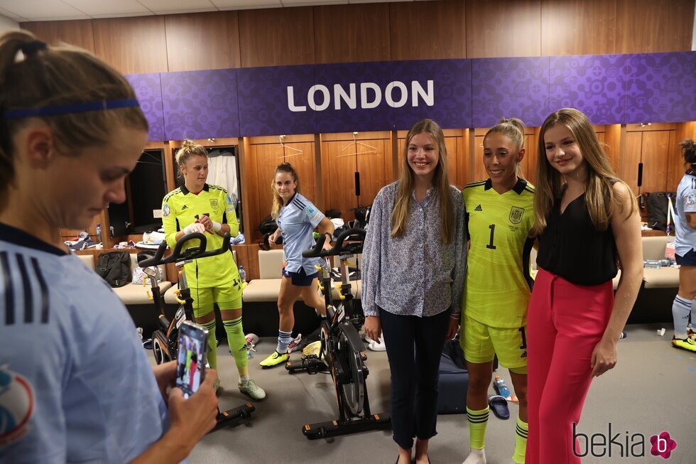 La Princesa Leonor y la Infanta Sofía haciéndose una foto con una de las jugadoras de la selección española de fútbol femenino tras el partido de la UEFA W