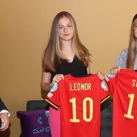 La Princesa Leonor y la Infanta Sofía con camisetas con su nombre de la selección española de fútbol femenino tras el partido contra Dinamarca en la UEFA W