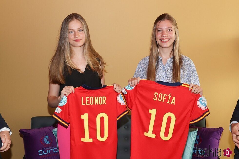 La Princesa Leonor y la Infanta Sofía con camisetas con su nombre de la selección española de fútbol femenino tras el partido contra Dinamarca en la UEFA W