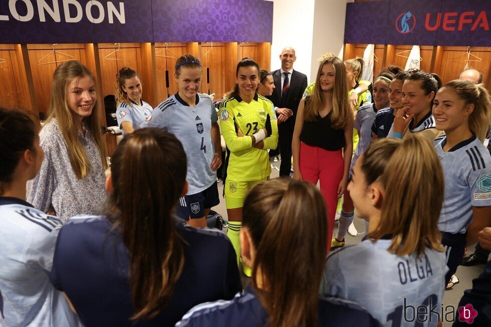 La Princesa Leonor y la Infanta Sofía hablando con las jugadoras de la selección española de fútbol femenino tras el partido de la UEFA Women's Euro 2022