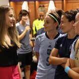 La Princesa Leonor hablando con las jugadoras de la selección española de fútbol femenino tras el partido de la UEFA Women's Euro 2022