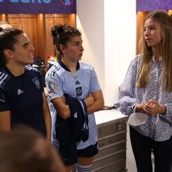 La Infanta Sofía hablando con las jugadoras de la selección española de fútbol femenino tras el partido de la UEFA Women's Euro 2022