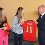 La Princesa Leonor y la Infanta Sofía recibiendo camisetas con su nombre de la selección española de fútbol femenino tras el partido contra Dinamarca en la