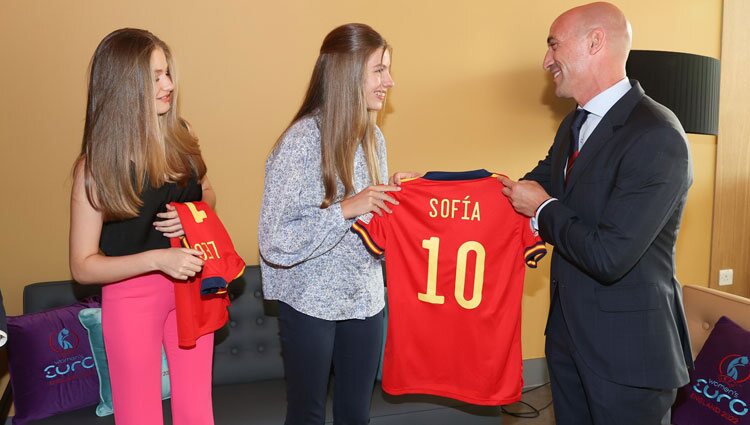 La Princesa Leonor y la Infanta Sofía recibiendo camisetas con su nombre de la selección española de fútbol femenino tras el partido contra Dinamarca en la