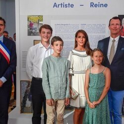 Joaquín y Marie de Dinamarca con los Príncipes Félix, Henrik y Athena de Dinamarca en una exposición sobre Margarita de Dinamarca en Cahors