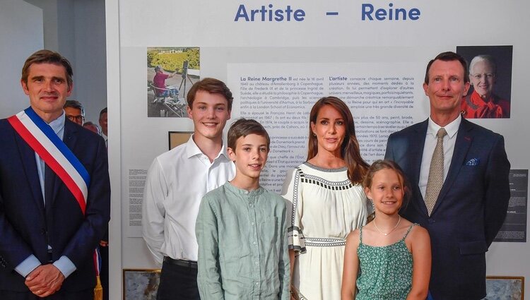 Joaquín y Marie de Dinamarca con los Príncipes Félix, Henrik y Athena de Dinamarca en una exposición sobre Margarita de Dinamarca en Cahors