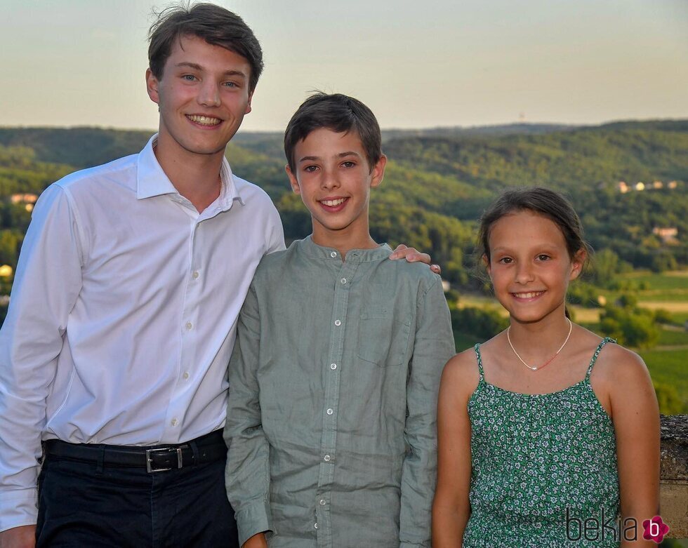 Félix, Henrik y Athena de Dinamarca en una exposición sobre Margarita de Dinamarca en Cahors