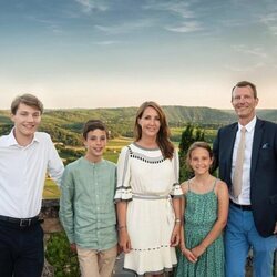 Joaquín y Marie de Dinamarca, Félix, Henrik y Athena de Dinamarca en un posado de verano en Cahors