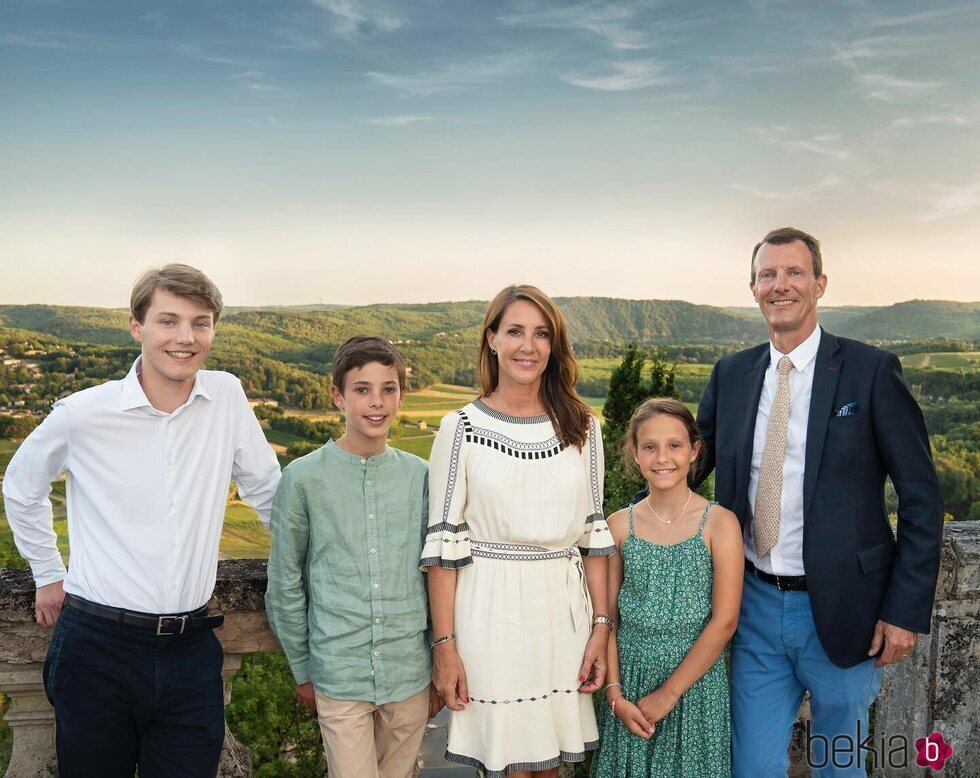 Joaquín y Marie de Dinamarca, Félix, Henrik y Athena de Dinamarca en un posado de verano en Cahors