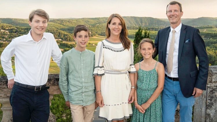 Joaquín y Marie de Dinamarca, Félix, Henrik y Athena de Dinamarca en un posado de verano en Cahors