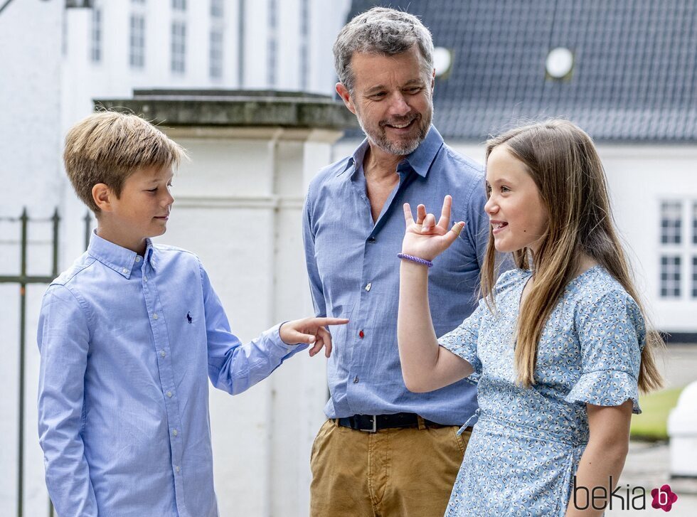 Federico de Dinamarca y sus hijos Vincent y Josephine de Dinamarca en la Gråsten Ringriderforenings en Graasten Slot