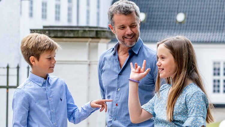 Federico de Dinamarca y sus hijos Vincent y Josephine de Dinamarca en la Gråsten Ringriderforenings en Graasten Slot