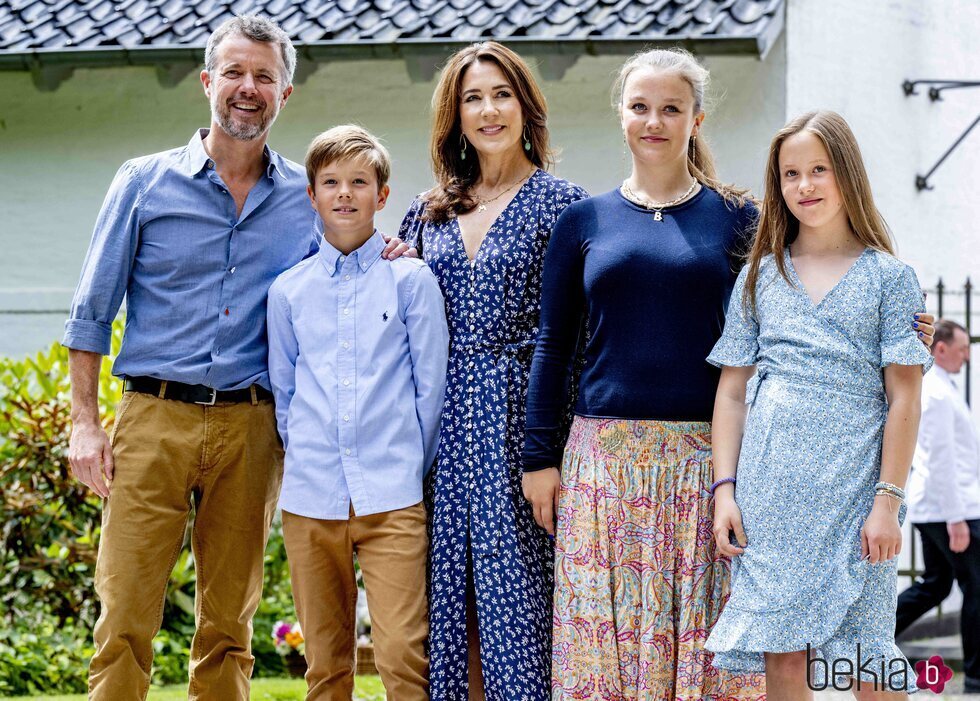 Federico y Mary de Dinamarca y sus hijos Isabella, Vincent y Josephine de Dinamarca en la Gråsten Ringriderforenings en Graasten Slot