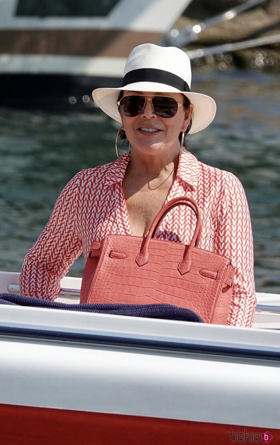 Kris Jenner en una barca en Saint-Tropez