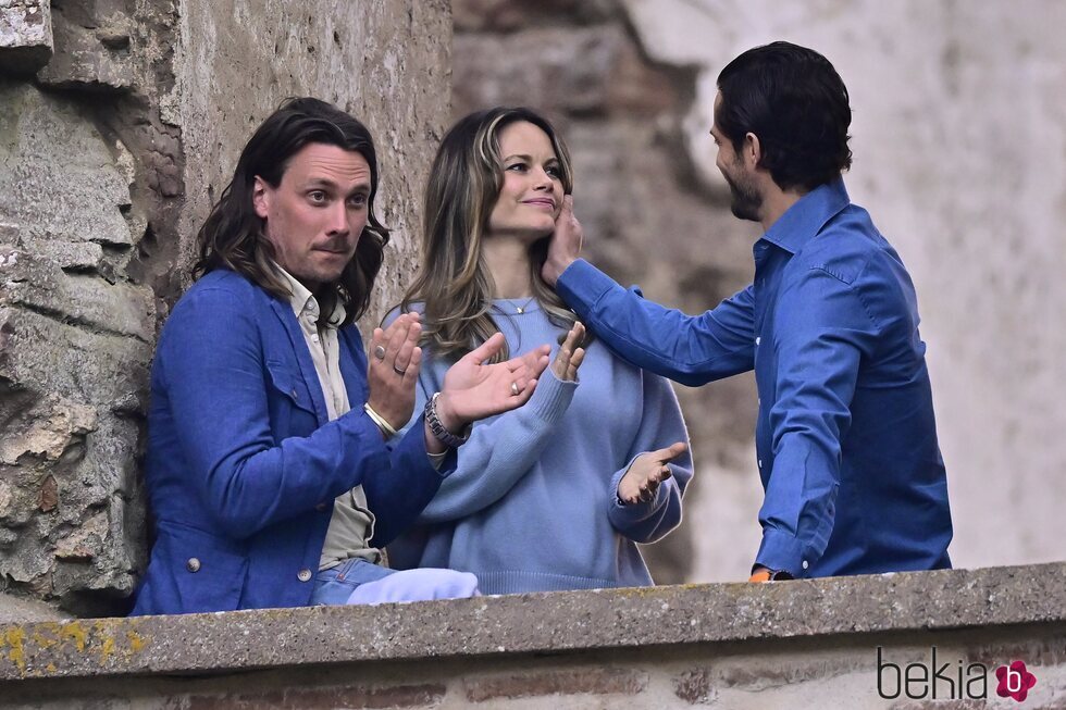 Carlos Felipe de Suecia, muy cariñoso con Sofia de Suecia en un concierto en las ruinas del Castillo de Borgholm