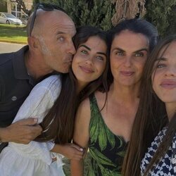 Violeta Mangriñán con sus padres y su hermana Lila