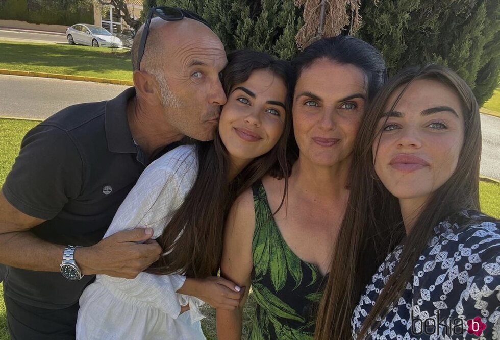 Violeta Mangriñán con sus padres y su hermana Lila