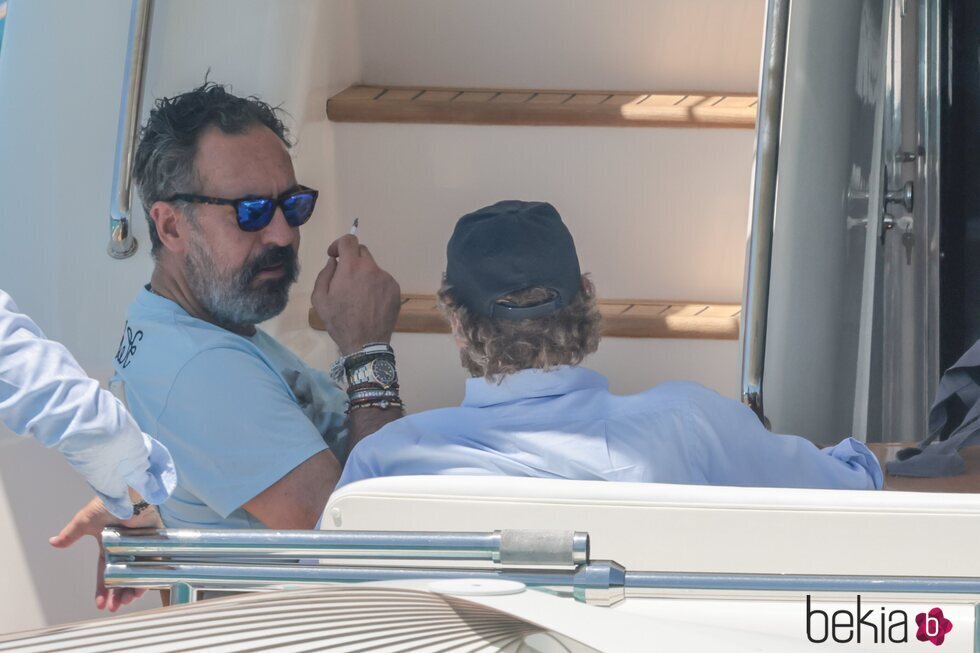 Jaime de Marichalar fumando en un barco en Ibiza