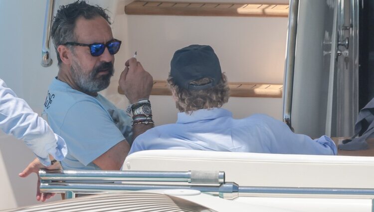 Jaime de Marichalar fumando en un barco en Ibiza