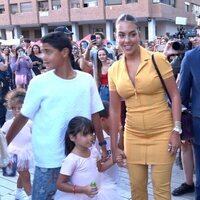 Georgina Rodríguez con sus hijos en el concierto de Rosalía