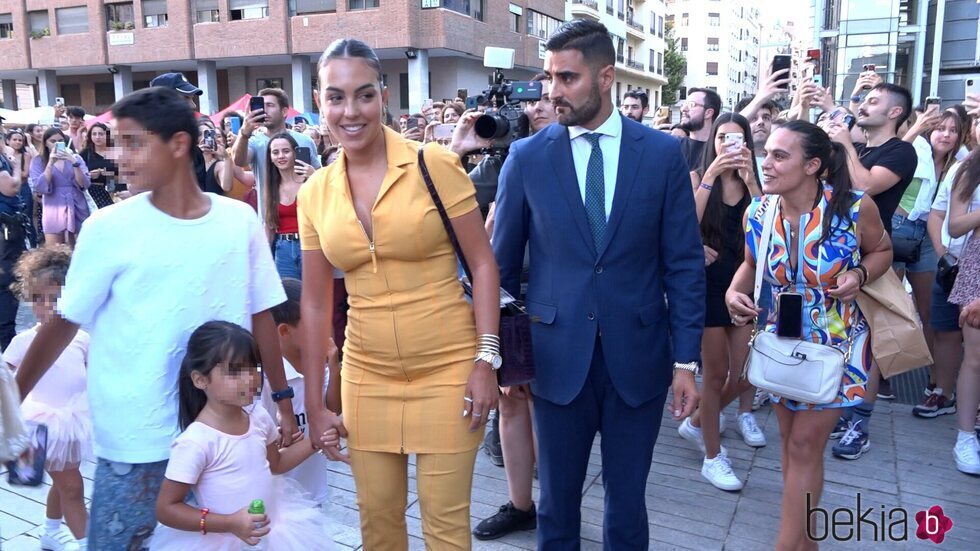 Georgina Rodríguez con sus hijos en el concierto de Rosalía