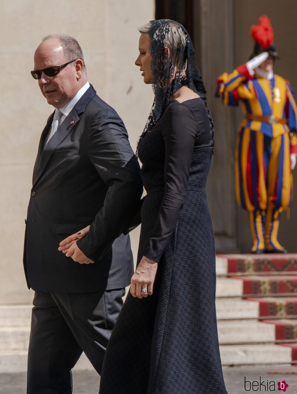 Alberto y Charlene de Mónaco cogidos de la mano tras una audiencia con el Papa Francisco