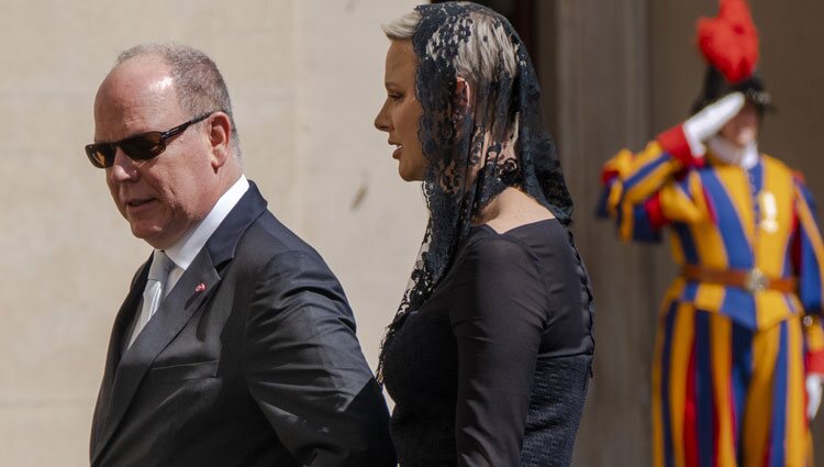 Alberto y Charlene de Mónaco cogidos de la mano tras una audiencia con el Papa Francisco