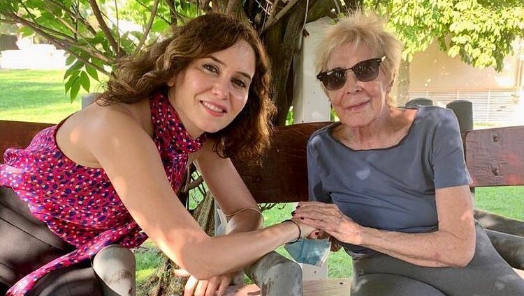 Isabel Díaz Ayuso durante una visita a Concha Velasco en la residencia