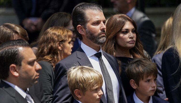 Donald Trump Junior con sus hijos en el funeral de su madre Ivana Trump