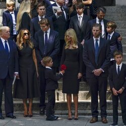 La familia de Ivana trump le da el último adiós en su funeral