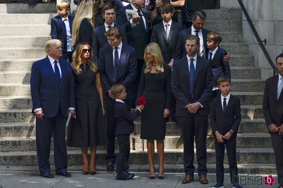 La familia de Ivana trump le da el último adiós en su funeral