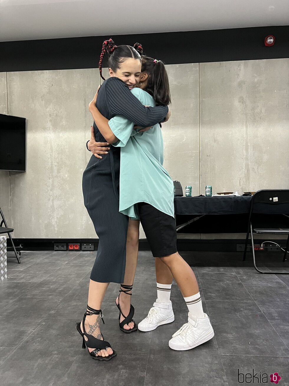 Rosalía y Chanel Terrero fundidas en un abrazo