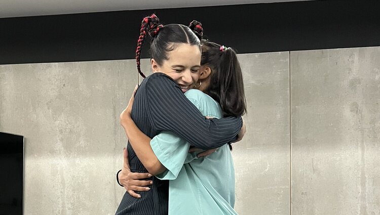 Rosalía y Chanel Terrero fundidas en un abrazo