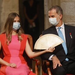 La Princesa Leonor y el Rey Felipe en el interior de la Catedral de Santiago