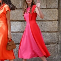 La Princesa Leonor saluda a la salida de la Catedral de Santiago en la festividad del apóstol 2022