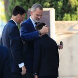 El Rey Felipe da un abrazo a un familiar en la capilla ardiente de Sonia de Morales de Borbón-Dos Sicilias