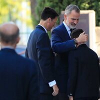 El Rey Felipe da un abrazo a un familiar en la capilla ardiente de Sonia de Morales de Borbón-Dos Sicilias