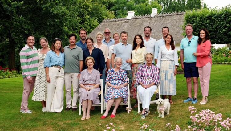 Margarita de Dinamarca, Benedicta de Dinamarca y Ana María de Grecia con sus hijos, yernos y nueras en Gråsten Slot