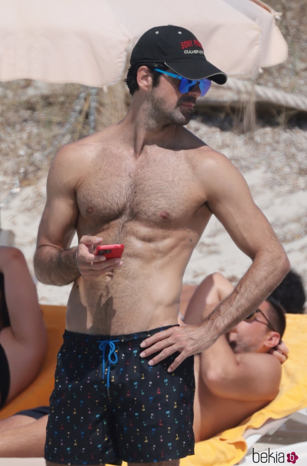 Miguel Ángel Muñoz con gorra y en bañador durante sus vacaciones en Formentera