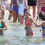 Victoria Federica y sus amigas dándose un baño en el mar en Ibiza