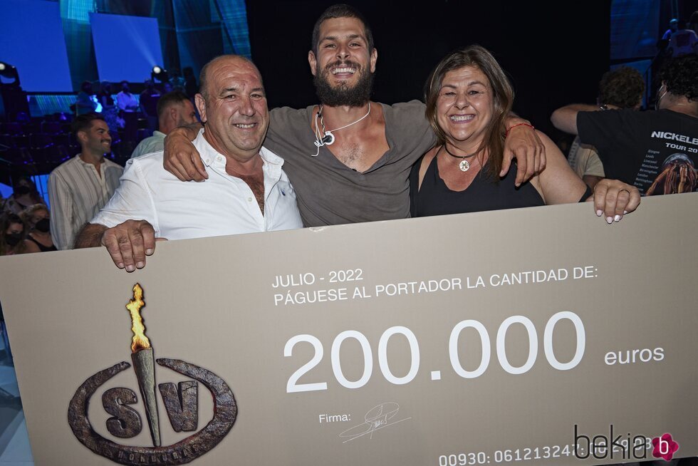 Alejandro Nieto con sus padres junto al cheque de ganador en la final de 'Supervivientes 2022'