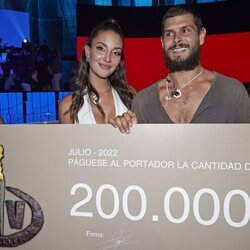 Alejandro Nieto y Tania Medina con el cheque de ganador en la final de 'Supervivientes 2022'