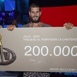 Alejandro Nieto con el cheque de 200.000 euros de ganador en la final de 'Supervivientes 2022'