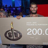 Alejandro Nieto con el cheque de 200.000 euros de ganador en la final de 'Supervivientes 2022'