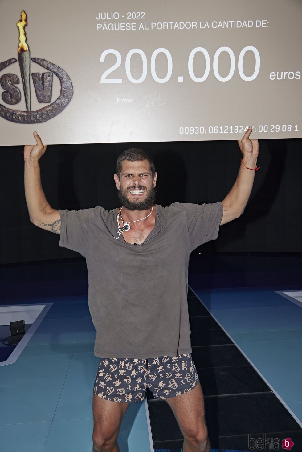 Alejandro Nieto con el cheque de ganador de 'Supervivientes 2022' en la final de 'Supervivientes 2022'