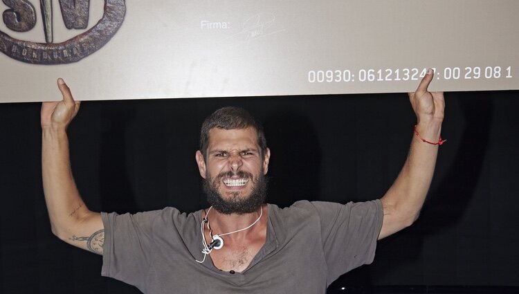 Alejandro Nieto con el cheque de ganador de 'Supervivientes 2022' en la final de 'Supervivientes 2022'