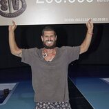 Alejandro Nieto con el cheque de ganador de 'Supervivientes 2022' en la final de 'Supervivientes 2022'