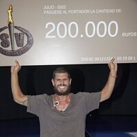 Alejandro Nieto con el cheque de ganador de 'Supervivientes 2022' en la final de 'Supervivientes 2022'